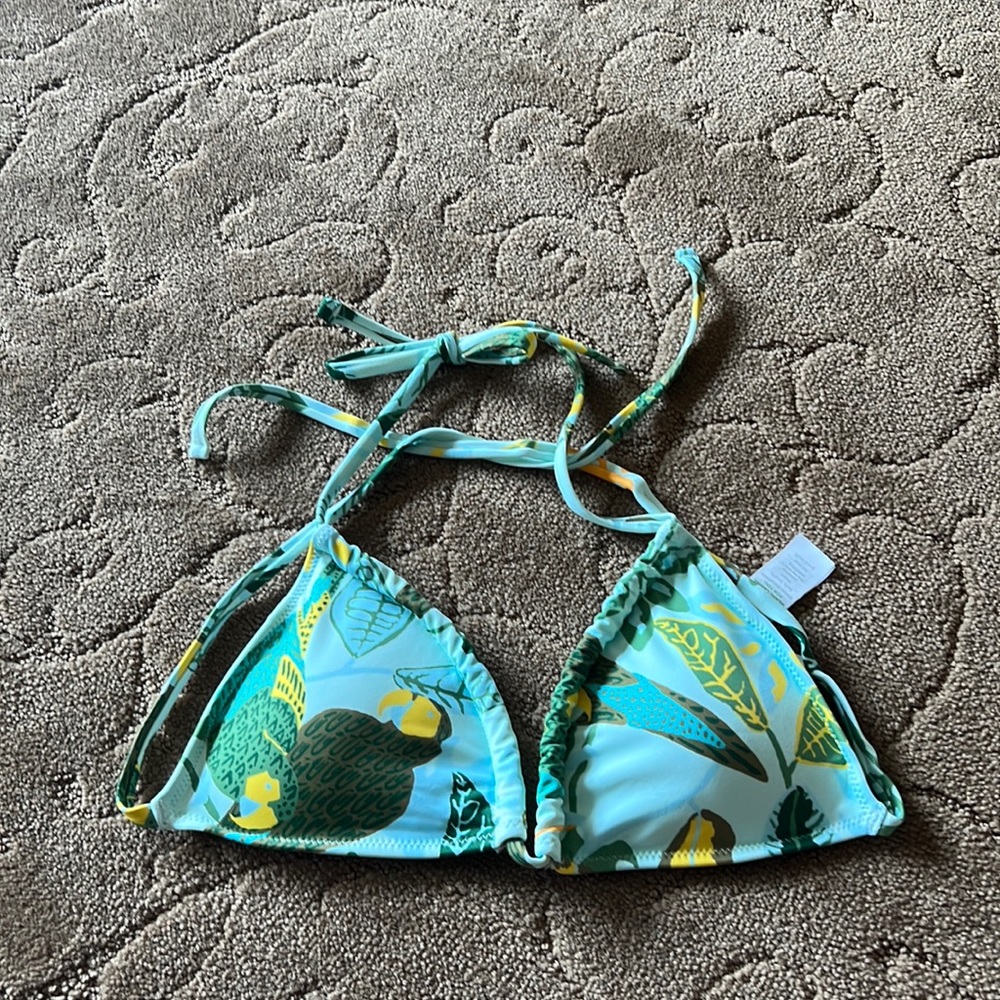 This is the top to a swim suit set. It’s very tropical print.